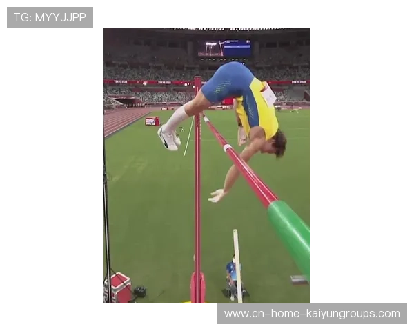 米切尔跨步突破单手劈扣让解说疯狂