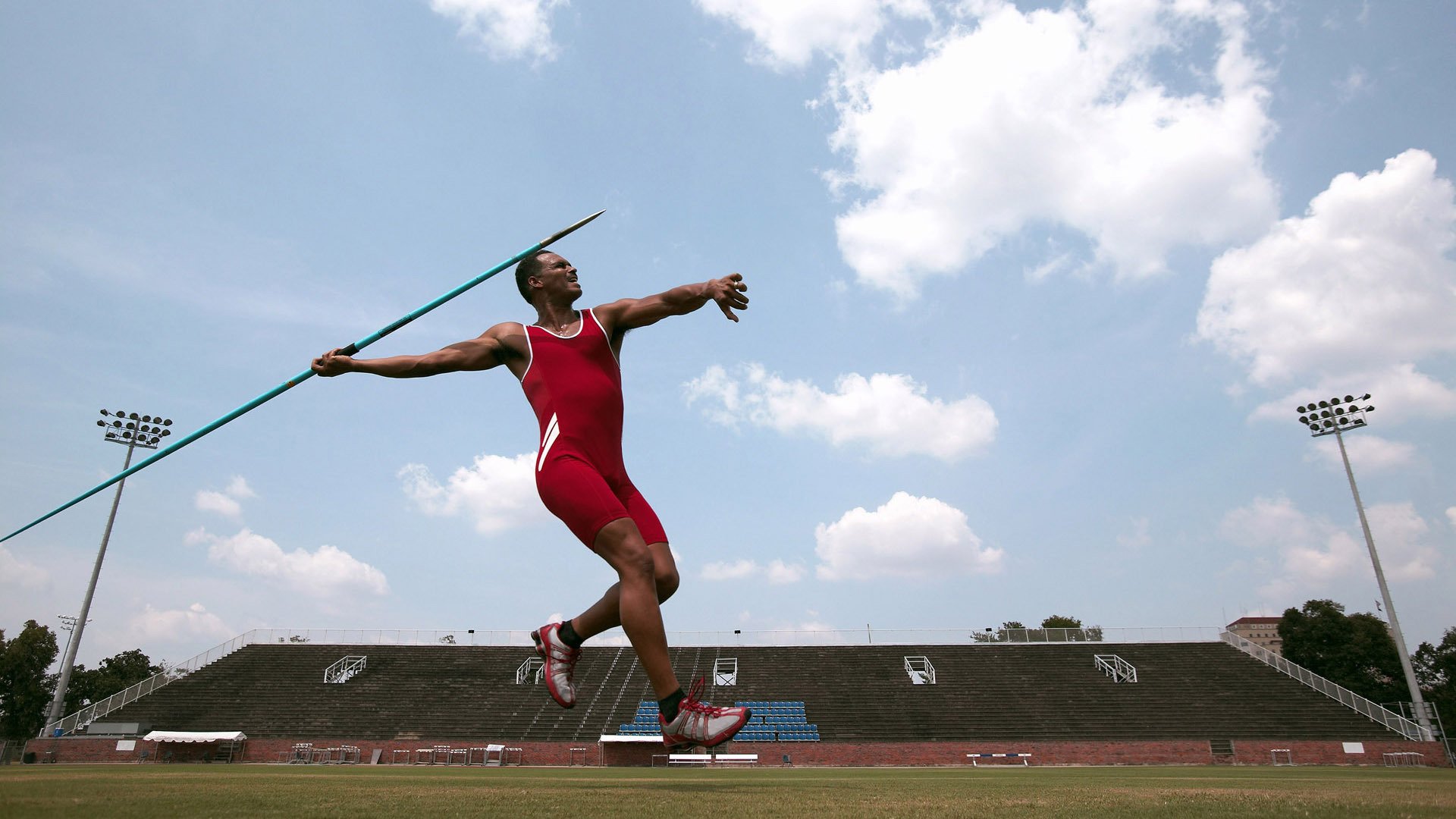 警犬障碍赛 陪同警员和犬只一起冲过障碍